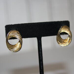 Beautiful vintage gold post earrings .75"